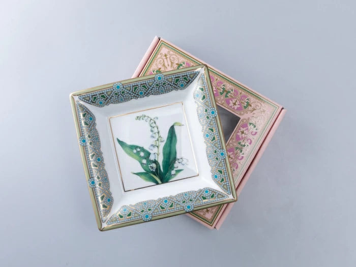 Küçük Şeyler Hediye Kutusunda Duruyor, Kare Şekil, Vadideki Zambak Maysky Çizimi