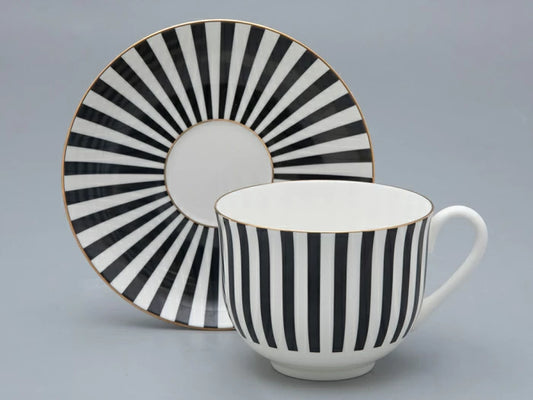 Fincan ve tabak çayı formu Vadideki Zambak çizimi Evet ve hayır Siyah