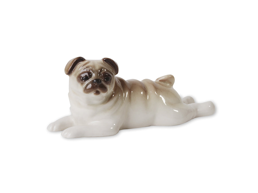 Yatan Pug Heykeli