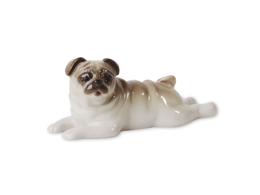 Yatan Pug Heykeli