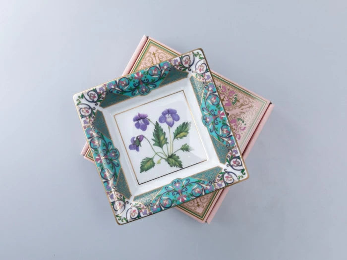 Küçük giysiler hediye kutusunda duruyor, kare şeklinde, desen Çentikli menekşe