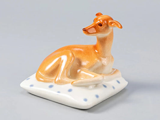 Mimmie yastık sanatı üzerinde İtalyan Tazı heykeli.