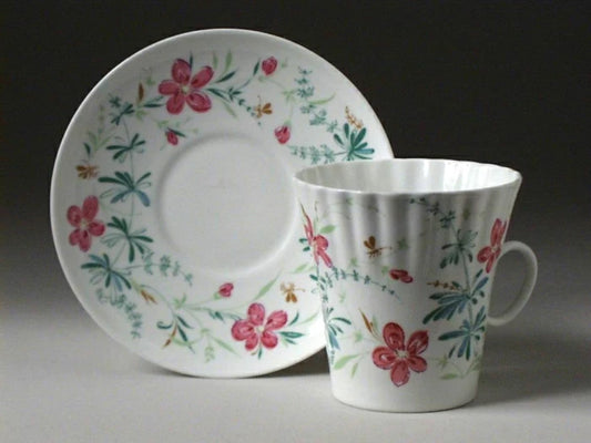 Fincan ve tabak, kahve kalıbı, Karahindiba, katmanlama ile Sivrisinek çizimi